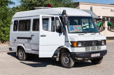 BISHKEK, KYRGYZSTAN - CIRCA HAZİRAN 2017: Kırgızistan Bişkek 'in başkentinin kalabalık sokaklarının görüntüsü Haziran 2017 Bishkek' te.
