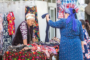 OSH, KYRGYZSTAN - CIRCA JUNE 2017: Kırgızistan 'ın güneyindeki Fergana Vadisi' nde Haziran 2017 'de yer alan Osh caddelerindeki en büyük ikinci şehir.