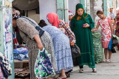 OSH, KYRGYZSTAN - CIRCA JUNE 2017: Kırgızistan 'ın güneyindeki Fergana Vadisi' nde Haziran 2017 'de yer alan Osh caddelerindeki en büyük ikinci şehir.