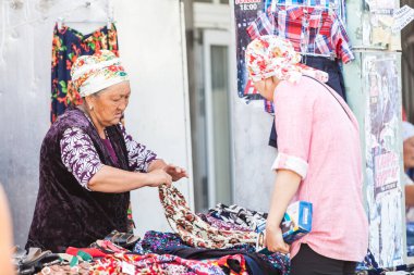 OSH, KYRGYZSTAN - CIRCA JUNE 2017: Kırgızistan 'ın güneyindeki Fergana Vadisi' nde Haziran 2017 'de yer alan Osh caddelerindeki en büyük ikinci şehir.