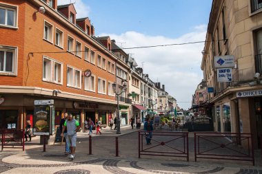 BeaUVAIS, FRANCE - CIRCA EPTEMBER 2014: Beauvai şehrinin sokaklarından biri