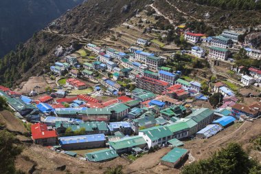 NAMCHE BAZAAR, NEPAL - CIRCA ECTOBER 2013: Namche Bazaar 'ın Ekim 2013' te Namche Bazaar 'daki görüntüsü.
