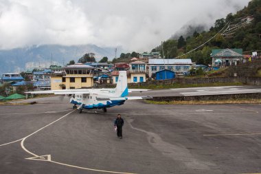 LUKLA, NEPAL - CIRCA ECTOBER 2013: Ekim 2013 dolaylarında Lukla havaalanında uçak.