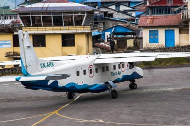 LUKLA, NEPAL - CIRCA ECTOBER 2013: Ekim 2013 dolaylarında Lukla havaalanında uçak.