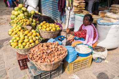 Sokak ticareti, Kasım 2013 'te Katmandu' da Nepal 'de satışın temel biçimidir..