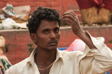 KATHMANDU, NEPAL - CIRCA Kasım 2013: Katmandu 'da yakışıklı Nepalli adam.