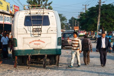 POKHARA, NEPAL - CIRCA NOVEMBER 2013: Pokhara 'daki otobüs durağı Kasım 2013 sıralarında Pokhara' da.