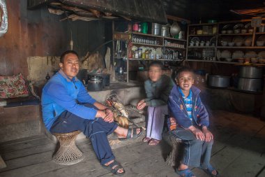 LAMJURA LA, NEPAL - CIRCA ECTOBER 2013: Lamjura La circa Ekim 2013 'te Lamjura La' da bulunan Nepal evinin içi.