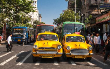 CALCUTTA, INDIA - CIRCA NOVEMBER 2013: Kalküta karakteristik sarı taksiler Kasım 2013 'te Kalküta' da.