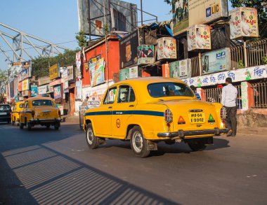 CALCUTTA, INDIA - CIRCA NOVEMBER 2013: Kalküta karakteristik sarı taksiler Kasım 2013 'te Kalküta' da.