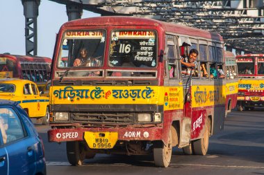 CALCUTTA, INDIA - CIRCA NOVEMBER 2013: Kasım 2013 sıralarında Kalküta 'da Hint otobüsü.