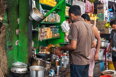 CALCUTTA, INDIA - CIRCA NOVEMBER 2013: Hindistan 'da insanlar yemeklerini Kasım 2013' te Kalküta 'da sokakta yerler..