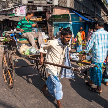 CALCUTTA, INDIA - CIRCA NOVEMBER 2013: Kalküta caddesinde rickshaw Kasım 2013.
