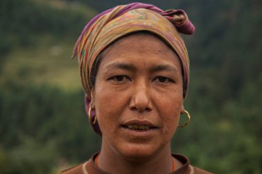 JUNBESI, NEPAL - CIRCA ECTOBER 2013: Nepalli kadın Ekim 2013 'te Junbesi' de.