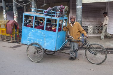 DELHI, INDIA - CIRCA NOVEMBER 2013: Delhi sokaklarında yaşam Kasım 2013 dolaylarında.
