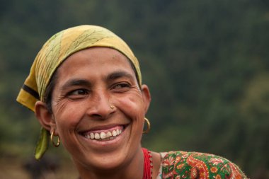 JUNBESI, NEPAL - CIRCA ECTOBER 2013: Nepalli kadın Ekim 2013 'te Junbesi' de.