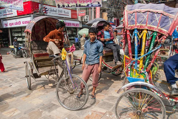 Riksza Jest Bardzo Popularnym Środkiem Transportu Publicznego Miastach Nepalu Około — Zdjęcie stockowe