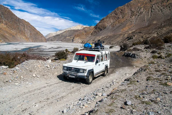 Jomsom Nepal Circa 11月2013 ジープは ジョムソムで11月の周りに2013のヨムソムの村で輸送の主な手段です — ストック写真