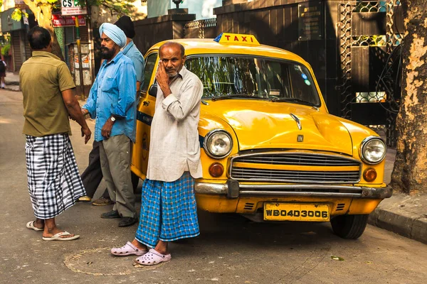 Calcutta India Circa Listopad 2013 Kalkuta Charakterystyczne Żółte Taksówki Około — Zdjęcie stockowe