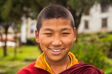 JUNBESI, NEPAL - CIRCA ECTOBER 2013: Ekim 2013 'te Junbesi' de manastıra giden keşişler.