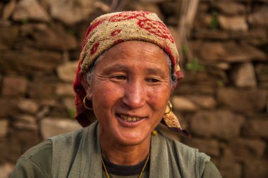 BUPSA, NEPAL - CIRCA ECTOBER 2013: Nepalli kadın Ekim 2013 'te Bupsa' da.