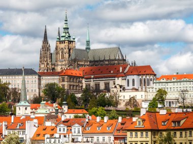 PRAG, CZECH REPUBLIC - CIRCA MAYIS 2017: Prag tarihi merkezi ile Prag kalesi Mayıs 2017.