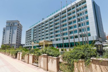 DUSHANBE, TAJIKISTAN - CRCA HAZİRAN 2017: Tacikistan Dushanbe 'nin başkentinde güzel binalar, yaklaşık Haziran 2017' de Dushanbe 'de.