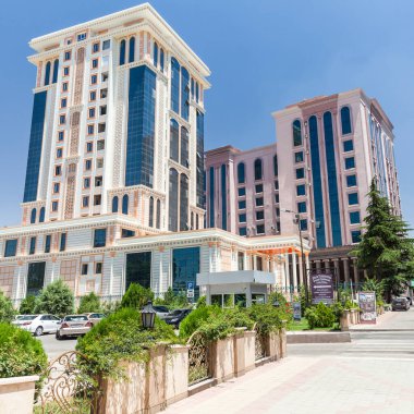 DUSHANBE, TAJIKISTAN - CRCA HAZİRAN 2017: Tacikistan Dushanbe 'nin başkentinde güzel binalar, yaklaşık Haziran 2017' de Dushanbe 'de.