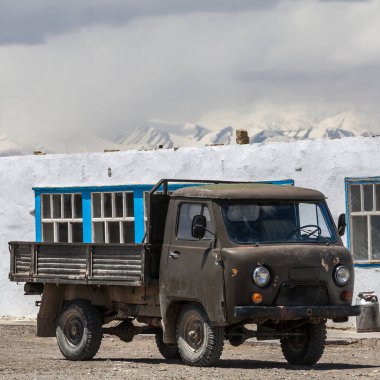 KARAKUL, TAJIKISTAN - CIRCA HAZİRAN 2017: Tacikistan 'da Karkul Gölü üzerindeki Karakul köyünün güzel manzarası Haziran 2017' de Karakul 'da.