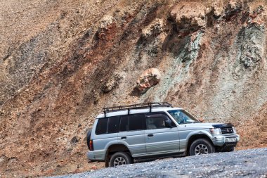 AK-BAITAL, TAJIKISTAN - CIRCA HAZİRAN 2017: Tacikistan 'daki Ak-Baital Geçidi' ndeki off-road aracı.