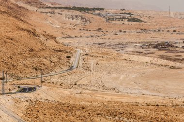 NAGEV, ISRAEL - CIRCA MAYIS 2018: Nagev Çölü boyunca yol manzarası Mayıs 2018.