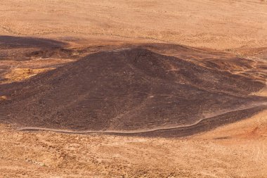 İsrail 'deki Negev Çölü' nden geçen yol manzarası.