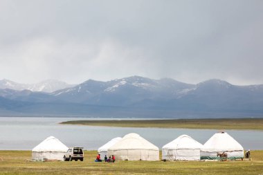 Song KUL, KYRGYZSTAN - CRCA Haziran 2017: Kırgızistan 'ın Tian Shan Dağları' ndaki Song Kul yüksek alp gölündeki kamplardan birinin görüntüsü Haziran 2017 'de Song Kul.
