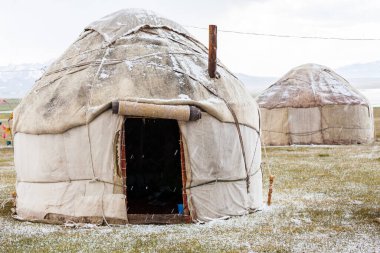Song Kul - Kırgızistan 'ın Tian Shan Dağları' ndaki yüksek alp gölü