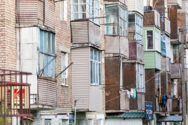 KARAKOL, KYRGYZSTAN - CIRCA HAZİRAN 2017: Karakol önceden Kırgızistan 'ın Kırgızistan' daki Issyk-Kul Gölü 'nün doğu ucu yakınlarındaki dördüncü büyük şehir.