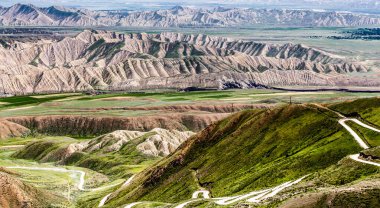 Kırgızistan 'da Kazarman yakınlarında güzel dağlar