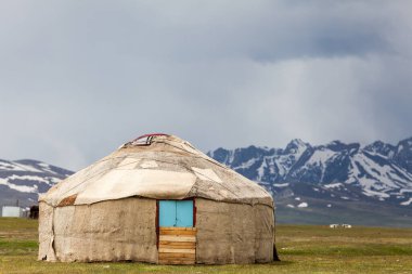 Song Kul - Kırgızistan 'ın Tian Shan Dağları' ndaki yüksek alp gölü