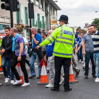 LONDON, ENGLAND - CIRCA EPTEMBER 2014: Chelsea taraftarları Eylül 2014 'te Londra' da oynanan maçtan sonra.