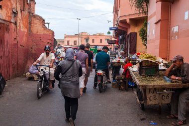 MARRAKECH, MOROCCO - CIRCA EPTEMBER 2014: Marakeş sokakları Eylül 2014 civarı Marakeş 'te.