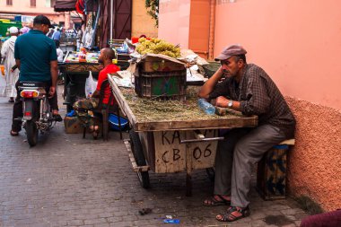 MARRAKECH, MOROCCO - CIRCA EPTEMBER 2014: Marakeş sokakları Eylül 2014 civarı Marakeş 'te.