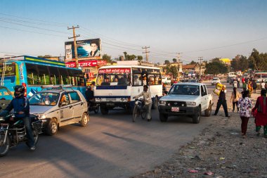 POKHARA, NEPAL - CIRCA NOVEMBER 2013: Pokhara 'daki otobüs durağı Kasım 2013 sıralarında Pokhara' da.