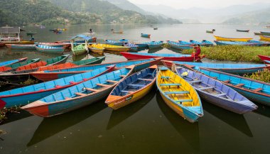 POKHARA, NEPAL - CIRCA NOVEMBER 2013: Kasım 2013 sıralarında Pokhara 'da göl manzarası.