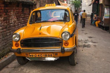 CALCUTTA, INDIA - CIRCA NOVEMBER 2013: Kalküta karakteristik sarı taksiler Kasım 2013 'te Kalküta' da.