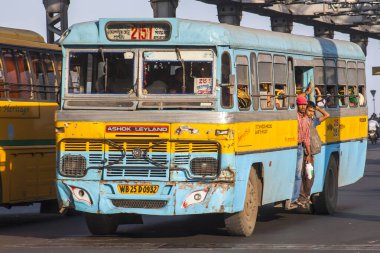 CALCUTTA, INDIA - CIRCA NOVEMBER 2013: Kasım 2013 sıralarında Kalküta 'da Hint otobüsü.