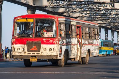 CALCUTTA, INDIA - CIRCA NOVEMBER 2013: Kasım 2013 sıralarında Kalküta 'da Hint otobüsü.