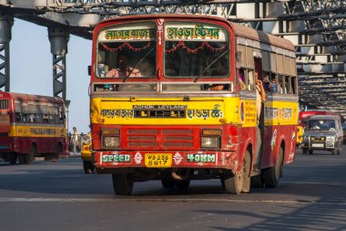 CALCUTTA, INDIA - CIRCA NOVEMBER 2013: Kasım 2013 sıralarında Kalküta 'da Hint otobüsü.