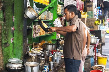 CALCUTTA, INDIA - CIRCA NOVEMBER 2013: Hindistan 'da insanlar yemeklerini Kasım 2013' te Kalküta 'da sokakta yerler..