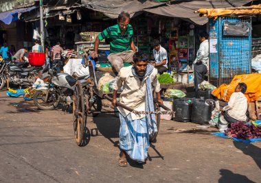 CALCUTTA, INDIA - CIRCA NOVEMBER 2013: Kalküta caddesinde rickshaw Kasım 2013.