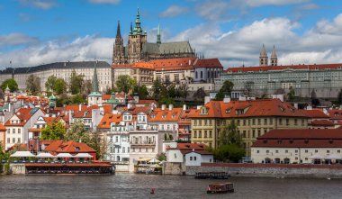 PRAG, CZECH REPUBLIC - CIRCA MAYIS 2017: Prag tarihi merkezi ile Prag kalesi Mayıs 2017.