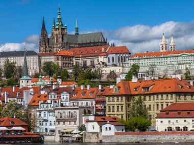 PRAG, CZECH REPUBLIC - CIRCA MAYIS 2017: Prag tarihi merkezi ile Prag kalesi Mayıs 2017.